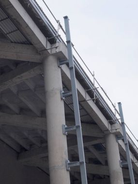 Şantiyede beton döküm sütun. 