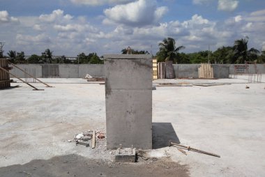 Şantiyede beton döküm sütun. 