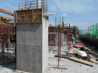 Kuala Lumpur, Malezya-29 Temmuz 2017: inşaat sahasında döküm beton sütun. Çıkıntılı takviye bar ve hazır sonraki Betonlama çalışmaları için sağlanan. Yapım aşamasında. 