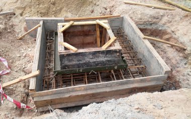 Yeraltı prekast beton drenaj yapım aşamasında Seremban, Malezya inşaat sahasında. 