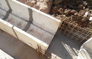 Yeraltı prekast beton drenaj yapım aşamasında Seremban, Malezya inşaat sahasında. 
