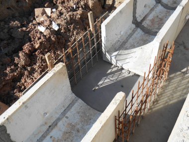 Yeraltı prekast beton drenaj yapım aşamasında Seremban, Malezya inşaat sahasında. 