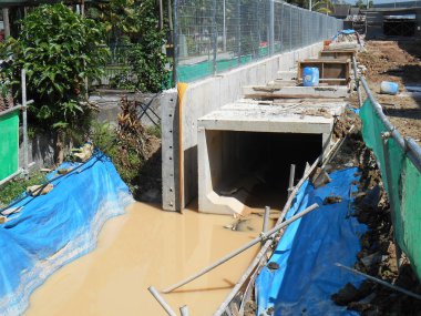 Yeraltı prekast beton drenaj yapım aşamasında Seremban, Malezya inşaat sahasında. 