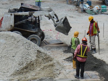 Kuala Lumpur, Malezya-06 Şubat 2017: Beton yol kaldırım inşaat sahasında imalatı inşaat işçileri. İn-situ yöntemi kullanıyorlar ve yapılmış ve metal kalıp kullanarak. 