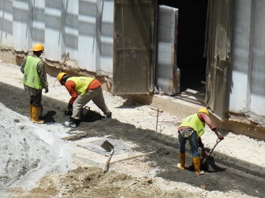 Kuala Lumpur, Malezya-06 Şubat 2017: Beton yol kaldırım inşaat sahasında imalatı inşaat işçileri. İn-situ yöntemi kullanıyorlar ve yapılmış ve metal kalıp kullanarak. 