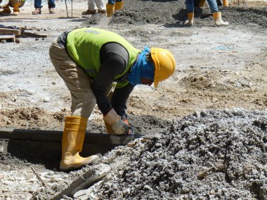 Kuala Lumpur, Malezya-06 Şubat 2017: Beton yol kaldırım inşaat sahasında imalatı inşaat işçileri. İn-situ yöntemi kullanıyorlar ve yapılmış ve metal kalıp kullanarak. 