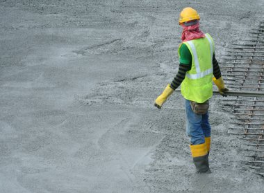 Kuala Lumpur, Malezya-17 Ocak 2017: inşaat işçileri ıslak beton tesviye döktü. Onlar da bu çalışmada bir vibratör makine kullanma.