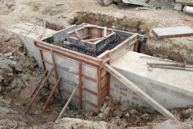 Kuala Lumpur, Malezya-07 Nisan 2017: yeraltı prekast beton drenaj yapım aşamasında Seremban, Malezya inşaat sahasında. 