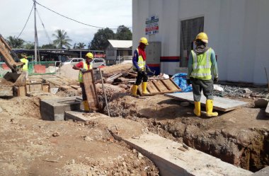 Kuala Lumpur, Malezya-07 Nisan 2017: yeraltı prekast beton drenaj yapım aşamasında Seremban, Malezya inşaat sahasında. 