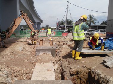 Kuala Lumpur, Malezya-07 Nisan 2017: yeraltı prekast beton drenaj yapım aşamasında Seremban, Malezya inşaat sahasında. 