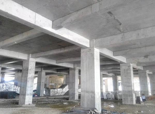 Şantiyede beton döküm sütun. 