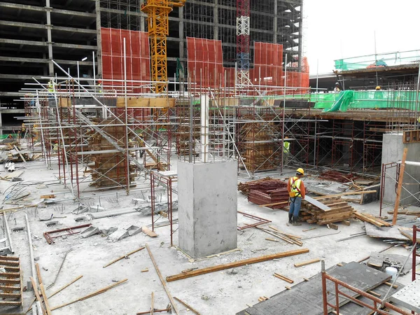 クアラルンプール マレーシア 2017 工事現場でキャスト コンクリート柱 寒中の次の仕事の突出鉄筋と準備ができてを提供しました 工事中 — ストック写真