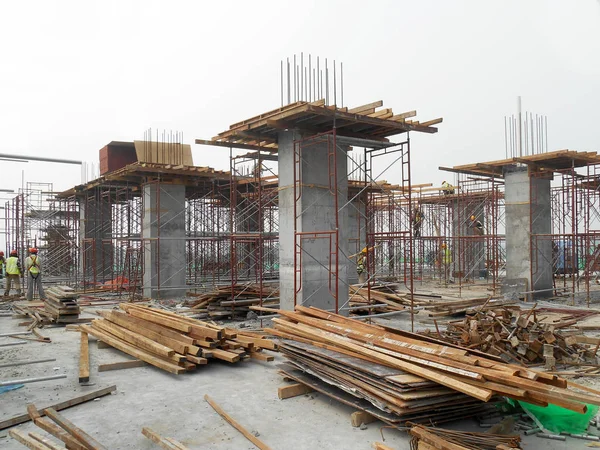 İnşaat sahasında döküm beton sütun. Çıkıntılı takviye bar ve hazır sonraki Betonlama çalışmaları için sağlanan. Yapım aşamasında. 