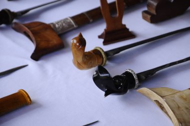 Kris sahipleri ahşap ve Fildişi yapılmış. Malezya Malay toplumun geleneksel silahtır. El ile seçilen demir kullanılarak yapılan Kris bıçak. 