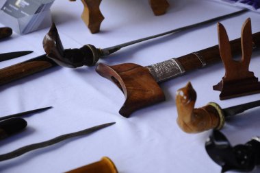 Kuala Lumpur, Malezya-29 Şubat 2017: Kris Malezya Malay etnik geleneksel silah olduğunu. El ile seçilen demir kullanılarak yapılan Kris bıçak. Ahşap yapılmış veya Fildişi sahipleri. 