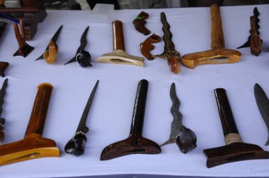 Keris Malezya Malay toplumun geleneksel bir silah var. El ile seçilen demir kullanılarak yapılır. Kolu ahşap veya Fildişi yapılmış.