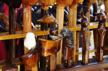 Kuala Lumpur, Malezya-29 Şubat 2017: Kris Malezya Malay etnik geleneksel silah olduğunu. El ile seçilen demir kullanılarak yapılan Kris bıçak. Ahşap yapılmış veya Fildişi sahipleri. 