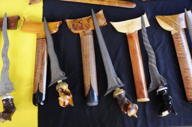 Kuala Lumpur, Malezya-29 Şubat 2017: Kris Malezya Malay etnik geleneksel silah olduğunu. El ile seçilen demir kullanılarak yapılan Kris bıçak. Ahşap yapılmış veya Fildişi sahipleri. 