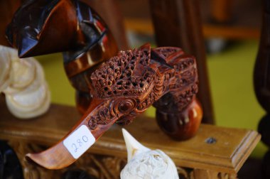 Kuala Lumpur, Malezya-29 Şubat 2017: Kris Malezya Malay etnik geleneksel silah olduğunu. El ile seçilen demir kullanılarak yapılan Kris bıçak. Ahşap yapılmış veya Fildişi sahipleri. 