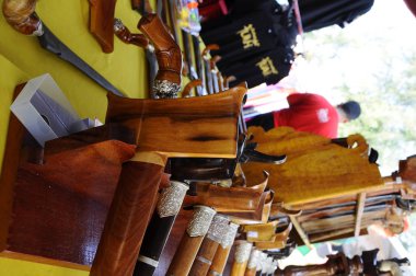 Kuala Lumpur, Malezya-29 Şubat 2017: Kris Malezya Malay etnik geleneksel silah olduğunu. El ile seçilen demir kullanılarak yapılan Kris bıçak. Ahşap yapılmış veya Fildişi sahipleri. 