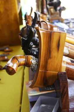 Kris sahipleri ahşap ve Fildişi yapılmış. Malezya Malay toplumun geleneksel silahtır. El ile seçilen demir kullanılarak yapılan Kris bıçak. 