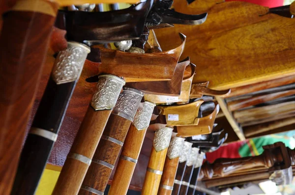 Kuala Lumpur, Malezya-29 Şubat 2017: Kris Malezya Malay etnik geleneksel silah olduğunu. El ile seçilen demir kullanılarak yapılan Kris bıçak. Ahşap yapılmış veya Fildişi sahipleri. 