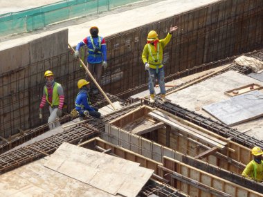Kuala Lumpur, Malezya-15 Ağustos 2017: inşaat işçileri fabrikasyon ahşap kalıp ve takviye bar. Kereste ve kontrplak yapılmış kalıp. Küçük tel kullanarak bağlı inşaat demiri. 