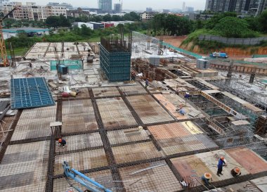 Kuala Lumpur, Malezya-15 Ağustos 2017: inşaat işçileri fabrikasyon ahşap kalıp ve takviye bar. Kereste ve kontrplak yapılmış kalıp. Küçük tel kullanarak bağlı inşaat demiri. 