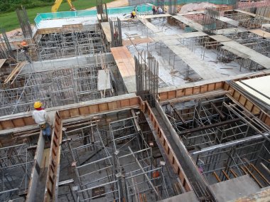 Kuala Lumpur, Malezya-15 Ağustos 2017: inşaat işçileri fabrikasyon ahşap kalıp ve takviye bar. Kereste ve kontrplak yapılmış kalıp. Küçük tel kullanarak bağlı inşaat demiri. 