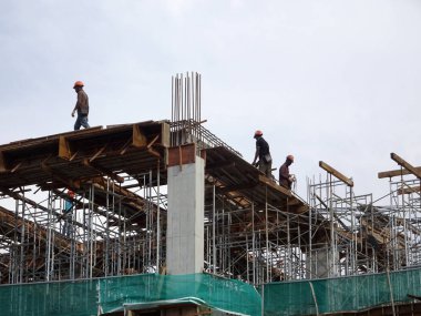 Kuala Lumpur, Malezya-15 Ağustos 2017: inşaat işçileri fabrikasyon ahşap kalıp ve takviye bar. Kereste ve kontrplak yapılmış kalıp. Küçük tel kullanarak bağlı inşaat demiri. 