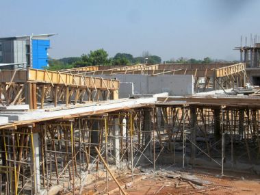 Kuala Lumpur, Malezya-15 Ağustos 2017: inşaat işçileri fabrikasyon ahşap kalıp ve takviye bar. Kereste ve kontrplak yapılmış kalıp. Küçük tel kullanarak bağlı inşaat demiri. 