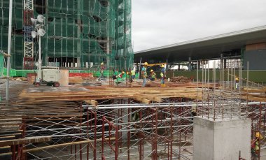 Kuala Lumpur, Malezya-15 Ağustos 2017: inşaat işçileri fabrikasyon ahşap kalıp ve takviye bar. Kereste ve kontrplak yapılmış kalıp. Küçük tel kullanarak bağlı inşaat demiri. 