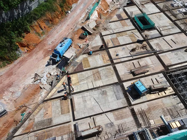 Kuala Lumpur, Malezya-15 Ağustos 2017: inşaat işçileri fabrikasyon ahşap kalıp ve takviye bar. Kereste ve kontrplak yapılmış kalıp. Küçük tel kullanarak bağlı inşaat demiri. 