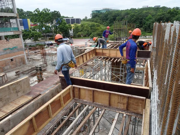 Kuala Lumpur Malezya Ağustos 2017 Inşaat Işçileri Fabrikasyon Ahşap Kalıp — Stok fotoğraf