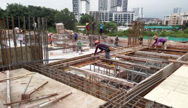 Kuala Lumpur, Malezya-15 Ağustos 2017: inşaat işçileri fabrikasyon ahşap kalıp ve takviye bar. Kereste ve kontrplak yapılmış kalıp. Küçük tel kullanarak bağlı inşaat demiri. 