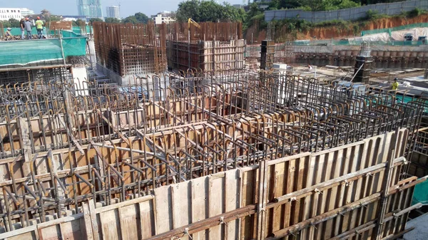 吉隆坡 马来西亚 2017年8月15日 建筑工人捏造木材模板和钢筋 由木材和胶合板制成的模板 用小导线系紧钢筋 — 图库照片