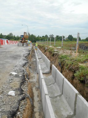 Malacca, Malaysia-31 Ocak 2017: U-şekil prekast beton drenaj yapım aşamasında inşaat sahasında. En yakın su birikintisi veya nehir su kanal eskiden drenaj 