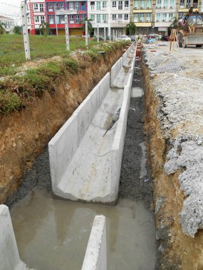 Malacca, Malaysia-31 Ocak 2017: U-şekil prekast beton drenaj yapım aşamasında inşaat sahasında. En yakın su birikintisi veya nehir su kanal eskiden drenaj 