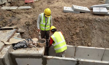 Malacca, Malaysia-31 Ocak 2017: inşaat işçileri prekast u şeklinde beton drenaj inşaat sahasında yükleme. Drenaj fabrikada imal edilmiştir ve siteye seferber. 