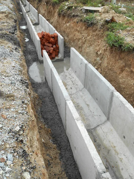 马来西亚马六甲 2017年1月31日 建筑工地正在施工的 形预制混凝土排水 用来把水输送到最近的水池或河流的排水沟 — 图库照片