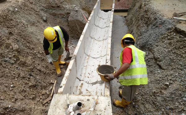 马来西亚马六甲 2017年1月31日 建筑工人在工地安装预制 型混凝土排水管 该排水管是在工厂制造并动员到现场 — 图库照片