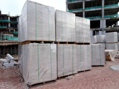 Kuala Lumpur, Malezya-04 Şubat 2017: ışık ağırlık tuğla veya Autoclaved gazlı beton tuğla palet inşaat alanında olarak adlandırılan diğer adıdır. Blok birlikte özel yapıştırıcı kullanarak bond olmuş. 