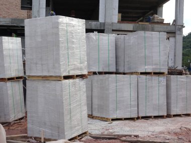Kuala Lumpur, Malezya-04 Şubat 2017: ışık ağırlık tuğla veya Autoclaved gazlı beton tuğla palet inşaat alanında olarak adlandırılan diğer adıdır. Blok birlikte özel yapıştırıcı kullanarak bond olmuş. 