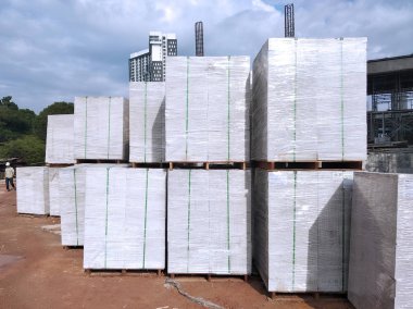 Kuala Lumpur, Malezya-04 Şubat 2017: ışık ağırlık tuğla veya Autoclaved gazlı beton tuğla palet inşaat alanında olarak adlandırılan diğer adıdır. Blok birlikte özel yapıştırıcı kullanarak bond olmuş. 