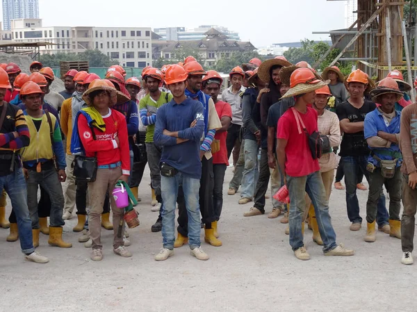 Kuala Lumpur, Malezya-01 Şubat 2017: inşaat işçileri toplanan brifing duymak inşaat sahasında açık alanda. 