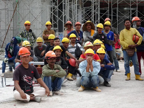 Kuala Lumpur, Malezya-01 Şubat 2017: inşaat işçileri toplanan brifing duymak inşaat sahasında açık alanda. 
