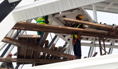 Kuala Lumpur, Malezya-07 Temmuz 2017: inşaat işçileri yükseklikte inşaat alanında çalışıyor. İskele geçici platformu olarak çalışmak için kullanma. Onlar uygun güvenlik dişli giymek için gerekli olan. 