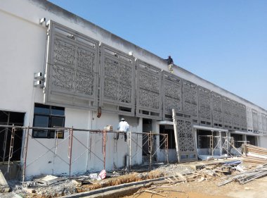 Kuala Lumpur, Malezya-07 Temmuz 2017: inşaat işçileri yükseklikte inşaat alanında çalışıyor. İskele geçici platformu olarak çalışmak için kullanma. Onlar uygun güvenlik dişli giymek için gerekli olan. 