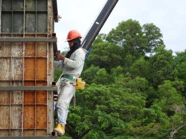 Kuala Lumpur, Malezya-07 Temmuz 2017: inşaat işçileri yükseklikte inşaat alanında çalışıyor. İskele geçici platformu olarak çalışmak için kullanma. Onlar uygun güvenlik dişli giymek için gerekli olan. 
