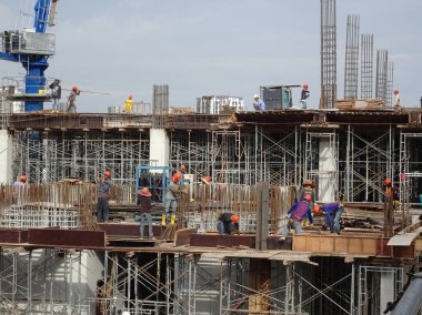 Kuala Lumpur, Malezya-07 Temmuz 2017: inşaat işçileri yükseklikte inşaat alanında çalışıyor. İskele geçici platformu olarak çalışmak için kullanma. Onlar uygun güvenlik dişli giymek için gerekli olan. 